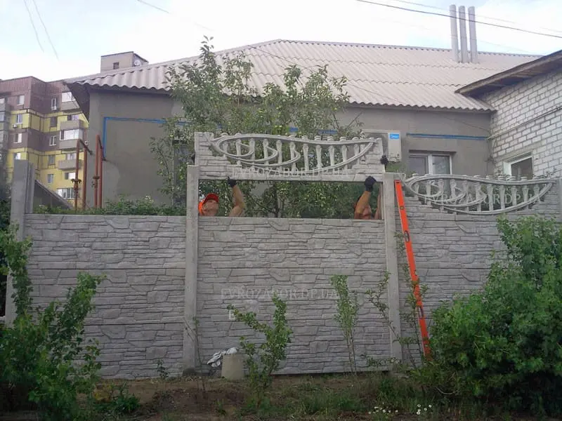 монтаж бетонного забора в Днепре